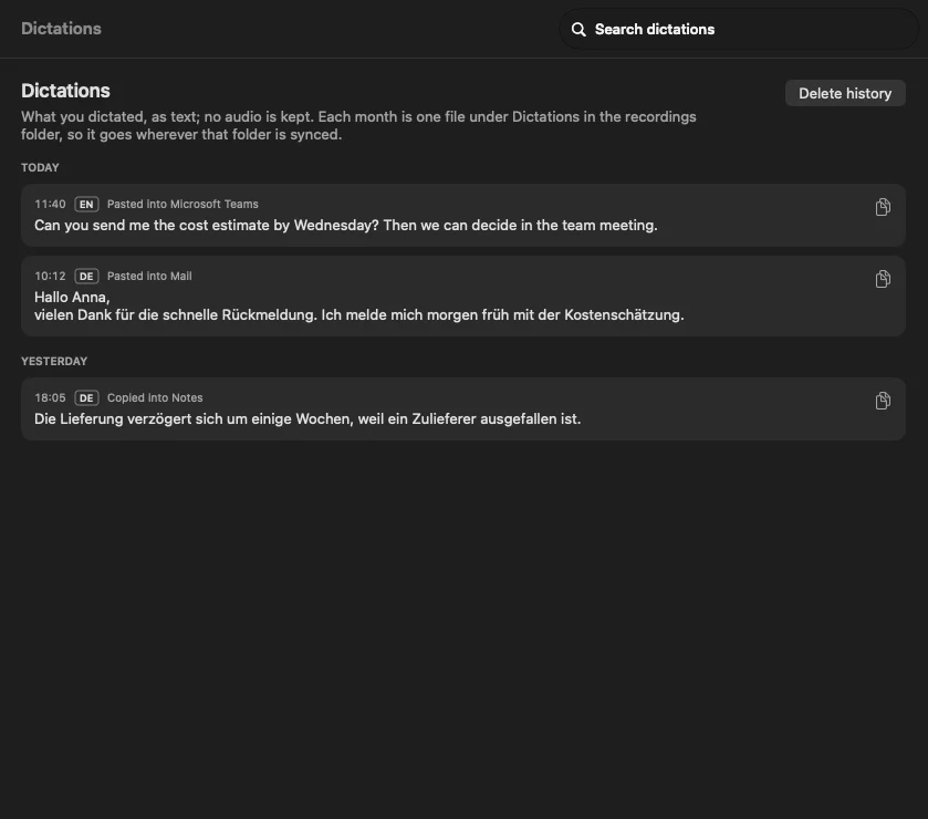 Eine Liste diktierter Texte auf Deutsch und Englisch mit den Apps Mail, Teams und Notizen.